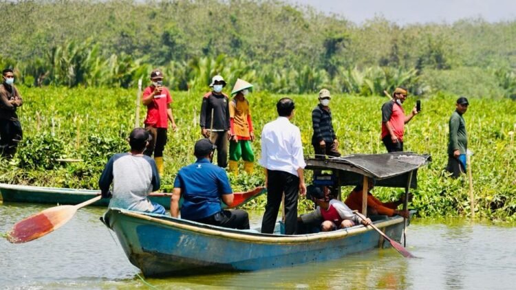 Saat Presiden Naik Perahu Seberangi Sungai untuk Sapa Warga