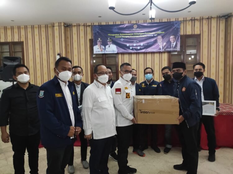 Tanggulangi Covid-19, Karang Taruna Tangsel Bagikan Vitamin