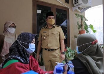 Tinjau Vaksinasi RW di Ciledug, Walikota Arief: Kasus Covid-19 Mulai melandai