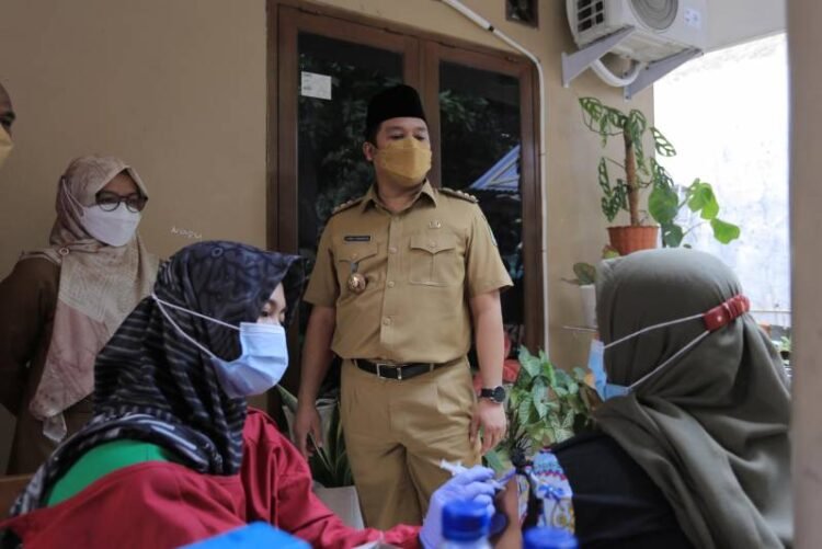 Tinjau Vaksinasi RW di Ciledug, Walikota Arief: Kasus Covid-19 Mulai melandai