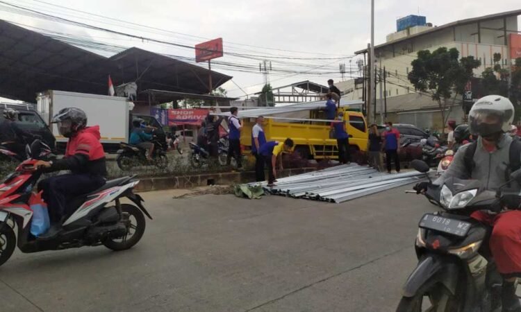 Truk Terguling, Baja Ringan Beserakan Di Jalan