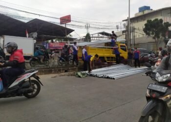 Truk Terguling Di Pamulang, Baja Ringan Beserakan Di Jalan