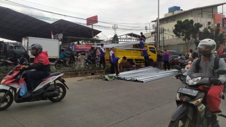 Truk Terguling Di Pamulang, Baja Ringan Beserakan Di Jalan