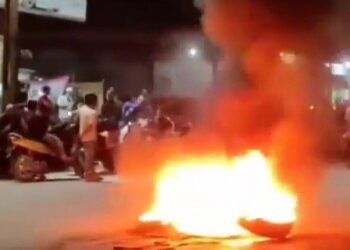 Warga Bakar Ban dan Blokade di Jalan Raya Legok – Parungpanjang