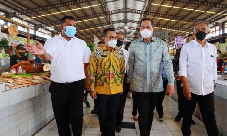 Pilar Saga Ichsan Bersama Mendag Tinjau Penggunaan Aplikasi PeduliLindungi di Pasar 8 Alam Sutera