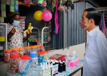 Usai Resmikan PLBN, Presiden Berbelanja di Pasar Sota