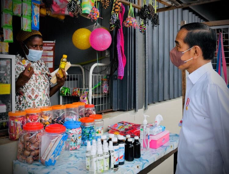 Usai Resmikan PLBN, Presiden Berbelanja di Pasar Sota
