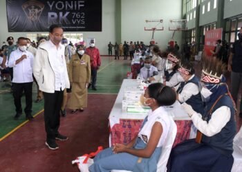 Presiden Jokowi Apresiasi Antusiasme Masyarakat Papua Barat Ikuti Vaksinasi COVID-19