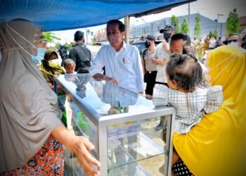 Saat Presiden Jokowi Hampiri Pedagang Kaki Lima yang Bentangkan Spanduk