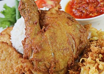 Ayam Goreng Kremes dan Caramel Cream Menu Istimewa Kembang Sepatoe Restaurant Bulan Ini