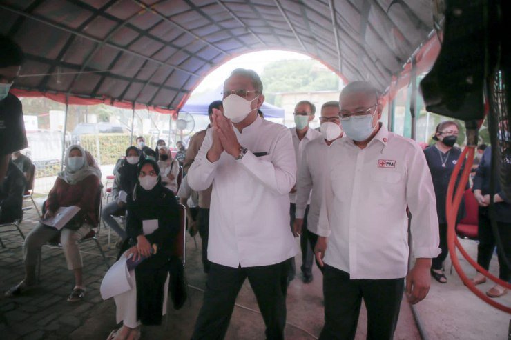 Ketua PMI Tangsel Airin Rachmi Diany bersama Wali Kota Tangsel Benyamin Davnie