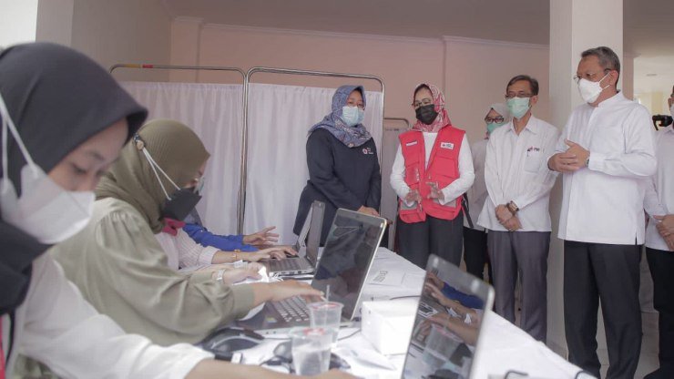 Ketua PMI Tangsel Airin Rachmi Diany bersama Wali Kota Tangsel Benyamin Davnie