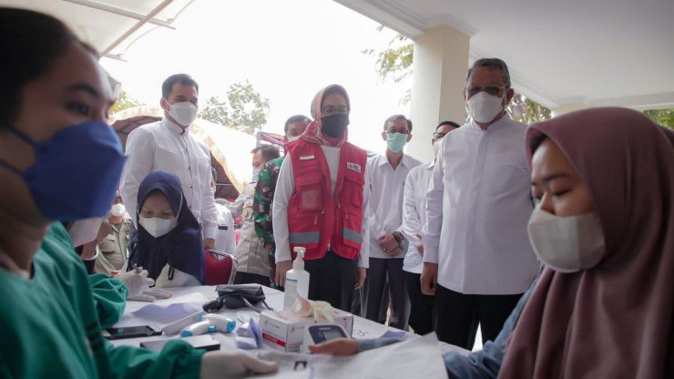 Ketua PMI Tangsel Airin Rachmi Diany bersama Wali Kota Tangsel Benyamin Davnie
