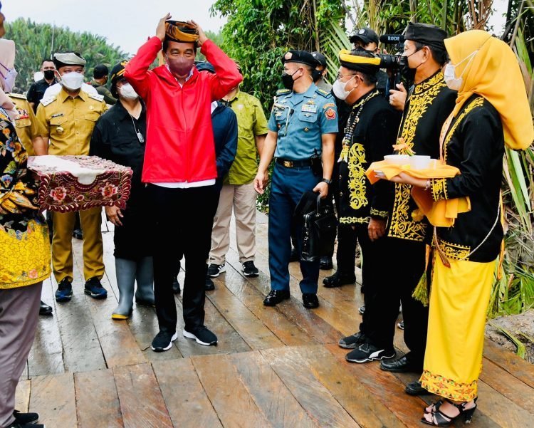 Tiba di Tana Tidung, Presiden Jokowi Disambut Prosesi Adat Tepung Tawar