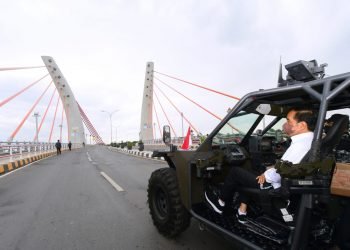Presiden Jokowi Jajal Jembatan Sei Alalak Naik Rantis