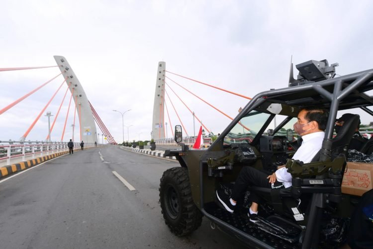 Presiden Jokowi Jajal Jembatan Sei Alalak Naik Rantis
