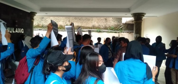 Dinilai Tidak Objektif, KBM Unpam Aksi di Kampus