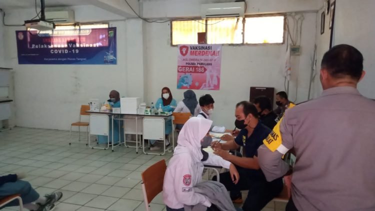 Gerai Vaksin Merdeka Aglomerasi Polsek pamulang Vaksinasi 847 Orang