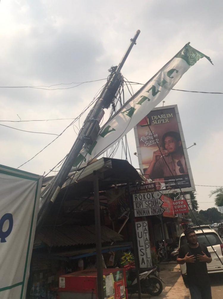 Insiden Kabel Semrawut di Ciputat Kembali Makan Korban, Tersangkut Truk Timpa Mobil dan Warung