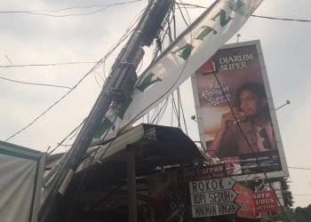 Kabel Semrawut di Ciputat Makan Korban, Tersangkut Truk Timpa Mobil dan Warung