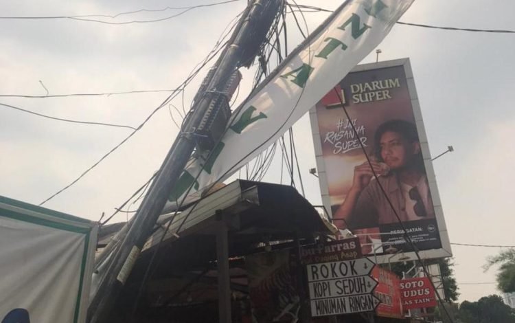 Kabel Semrawut di Ciputat Makan Korban, Tersangkut Truk Timpa Mobil dan Warung