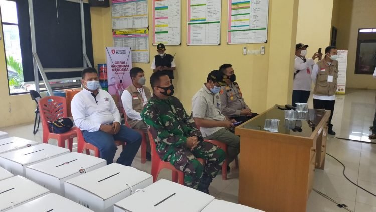 Kapolsek Cisauk Pantau Rapat Pleno Rekapitulasi Hasil Penghitungan Suara Pilkades Suradita