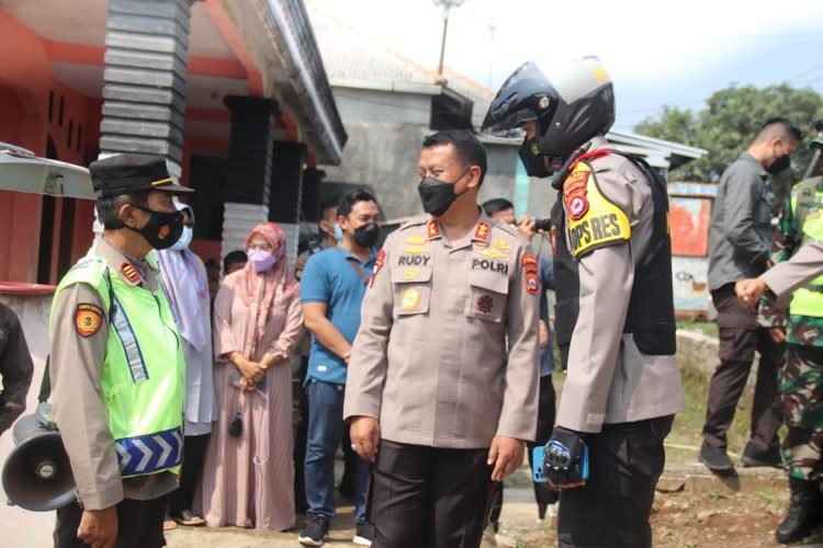 Pastikan Pilkades Aman dan Lancar, Kapolda Banten Bersama Wakapolda Banten Tinjau TPS 03 Desa Pandat