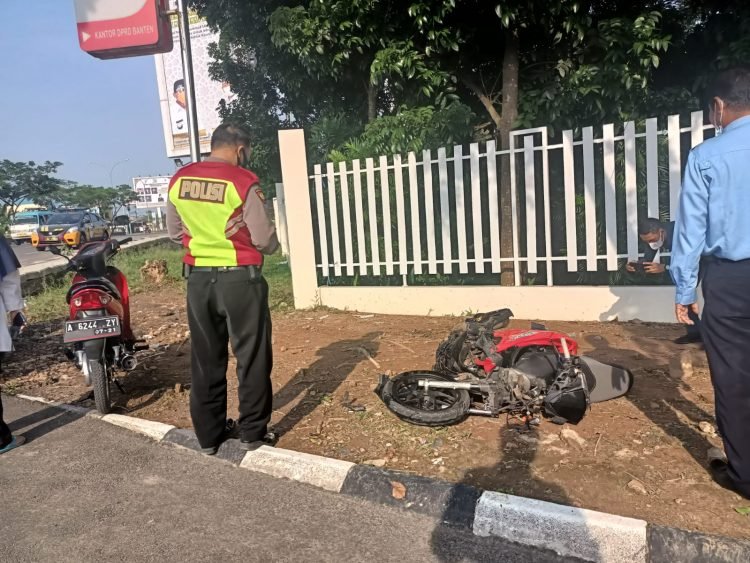Polsek Curug Evakuasi Korban Laka Lantas Di Kawasan KP3B Provinsi Banten