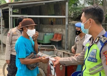 Polsek Kelapa Dua Bagikan Masker Ke Masyarakat