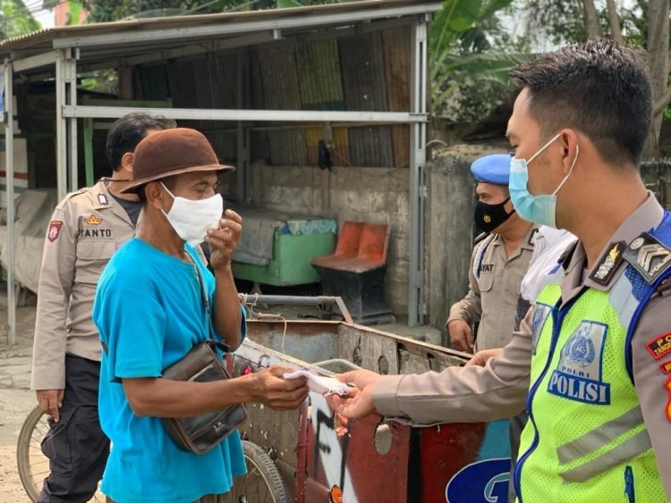 Polsek Kelapa Dua Bagikan Masker Ke Masyarakat
