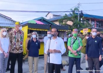 Presiden Jokowi Serahkan Bantuan Modal Bagi PKL di Tarakan