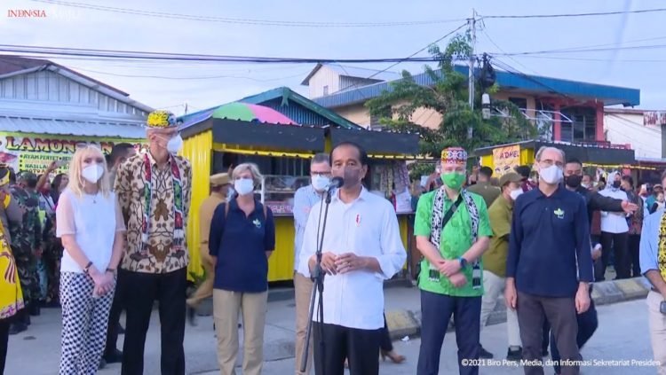 Presiden Jokowi Serahkan Bantuan Modal Bagi PKL di Tarakan