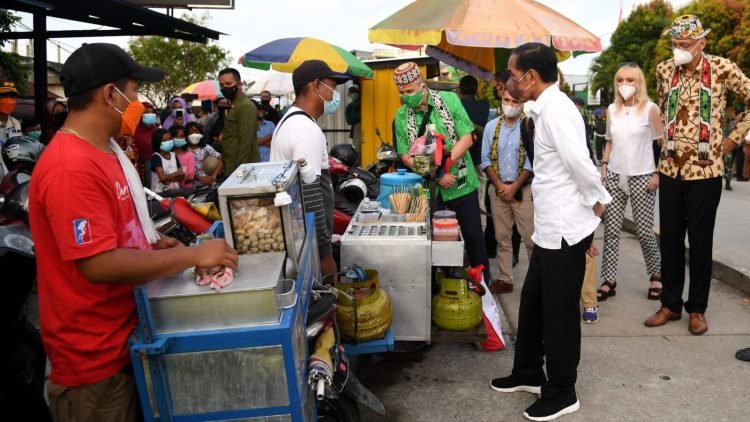 Presiden Serahkan Bantuan Modal, Pedagang Optimistis Perekonomian Kembali Normal