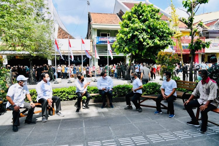 Presiden Susuri Jalan Malioboro Saksikan Pemberian Bantuan Tunai bagi PKL dan Warung