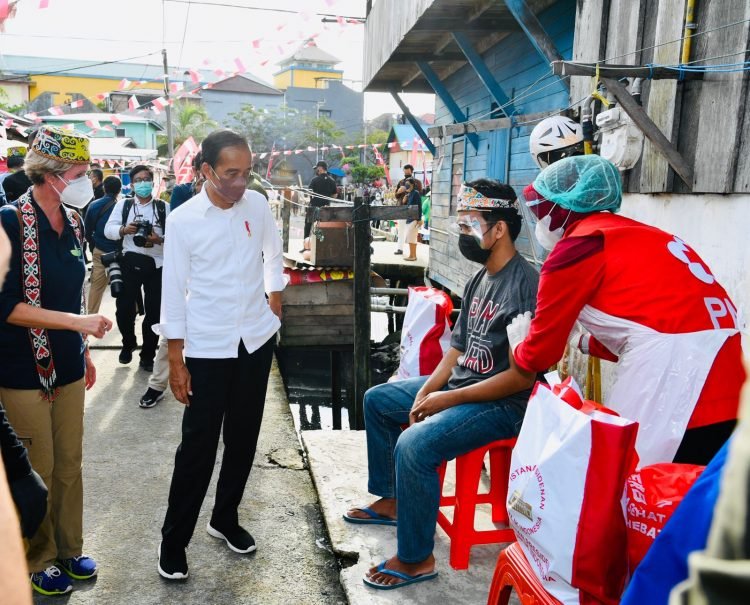 Presiden Targetkan 70 Persen Penduduk Telah Divaksinasi di Akhir Tahun
