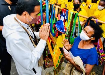 Saat Presiden Beli Noken di Pinggir Jalan dari Mama-Mama