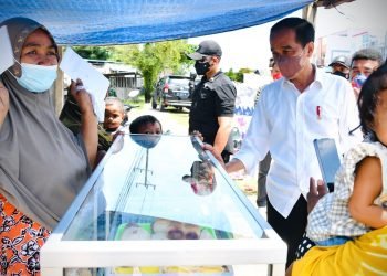 Saat Presiden Hampiri Pedagang Kaki Lima yang Bentangkan Spanduk