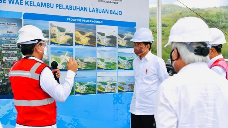 Tiba di NTT, Presiden Tinjau Aktivitas Bongkar Muatan di Terminal Multipurpose Wae Kelambu