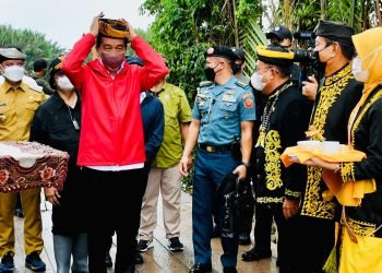 Tiba di Tana Tidung, Presiden Disambut Prosesi Adat Tepung Tawar