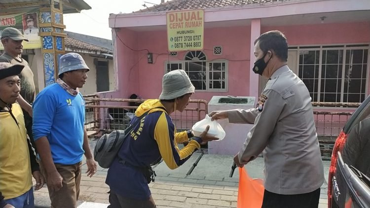Tim Jumat Berkah Rorena Polda Banten Bagikan Puluhan Paket Makanan di Kota Serang