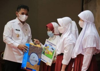 Wujudkan Program Kejar, Pemkot Tangerang Bagikan Buku Tabungan untuk 50 Ribu Pelajar