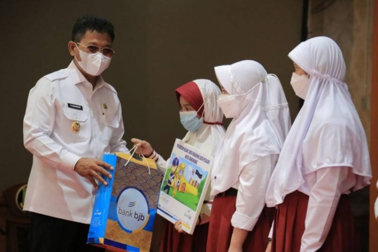 Wujudkan Program Kejar, Pemkot Tangerang Bagikan Buku Tabungan untuk 50 Ribu Pelajar