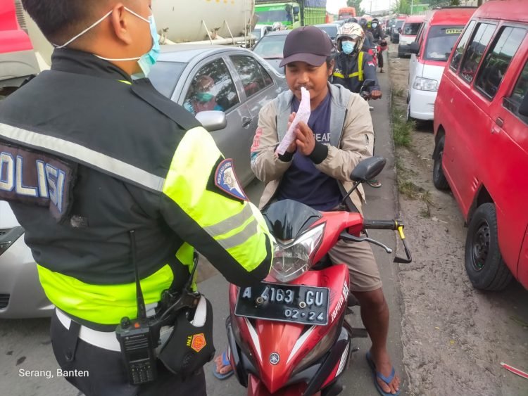 Satlantas Polres Serang Polda Banten melaksanakan Operasi Zebra Maung 2021 hari ketiga