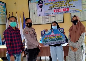 Anggota Bhabinkamtibmas Polsek Cikulur Polres Lebak Melaksanakan Pengamanan Pembagian BLT DD Tahap 3 bulan 10 dan 11 Di Desa Muaradua Kecamatan Cikukur