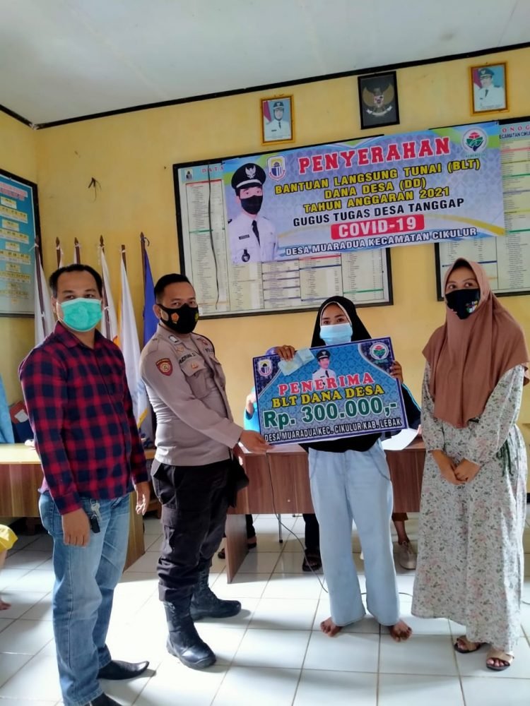Anggota Bhabinkamtibmas Polsek Cikulur Polres Lebak Melaksanakan Pengamanan Pembagian BLT DD Tahap 3 bulan 10 dan 11 Di Desa Muaradua Kecamatan Cikukur