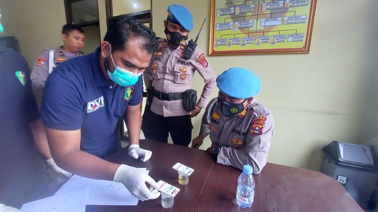 Anggota Polres Pandeglang Polda Banten Lakukan Tes Urine Cegah Penyalahgunaan Narkoba