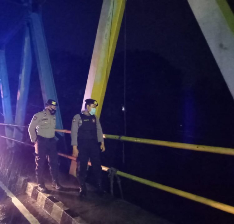 Antisipasi Banjir, Sat Samapta Polres Lebak Polda Banten Lakukan Patroli Cek Debit Air