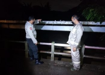 Antisipasi Banjir, Unit Samapta dan Bhabinkatibmas Polsek Bojonegara Polres Cilegon Polda Banten Lakukan Patroli Cek Debit Air