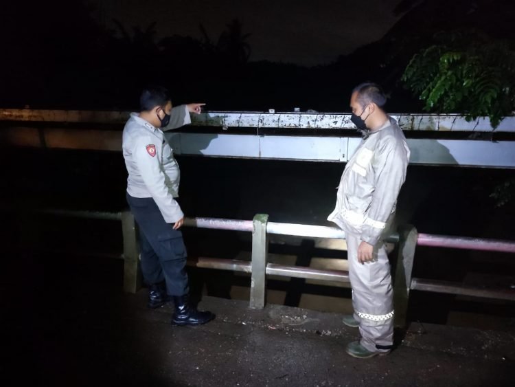 Antisipasi Banjir, Unit Samapta dan Bhabinkatibmas Polsek Bojonegara Polres Cilegon Polda Banten Lakukan Patroli Cek Debit Air