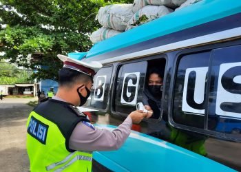 Bagi Masker dan Pamflet  Warnai Operasi Zebra Maung 2021 Polres Pandeglang